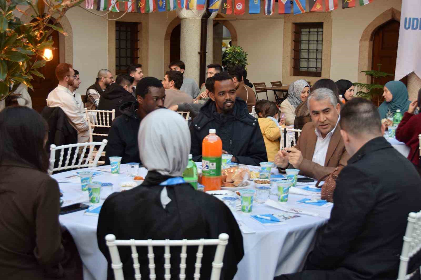 ADÜ Rektörü Kent, uluslararası öğrencilerin iftarına katıldı
ADÜ Rektörü Kent, uluslararası öğrencilerin iftarına katıldı