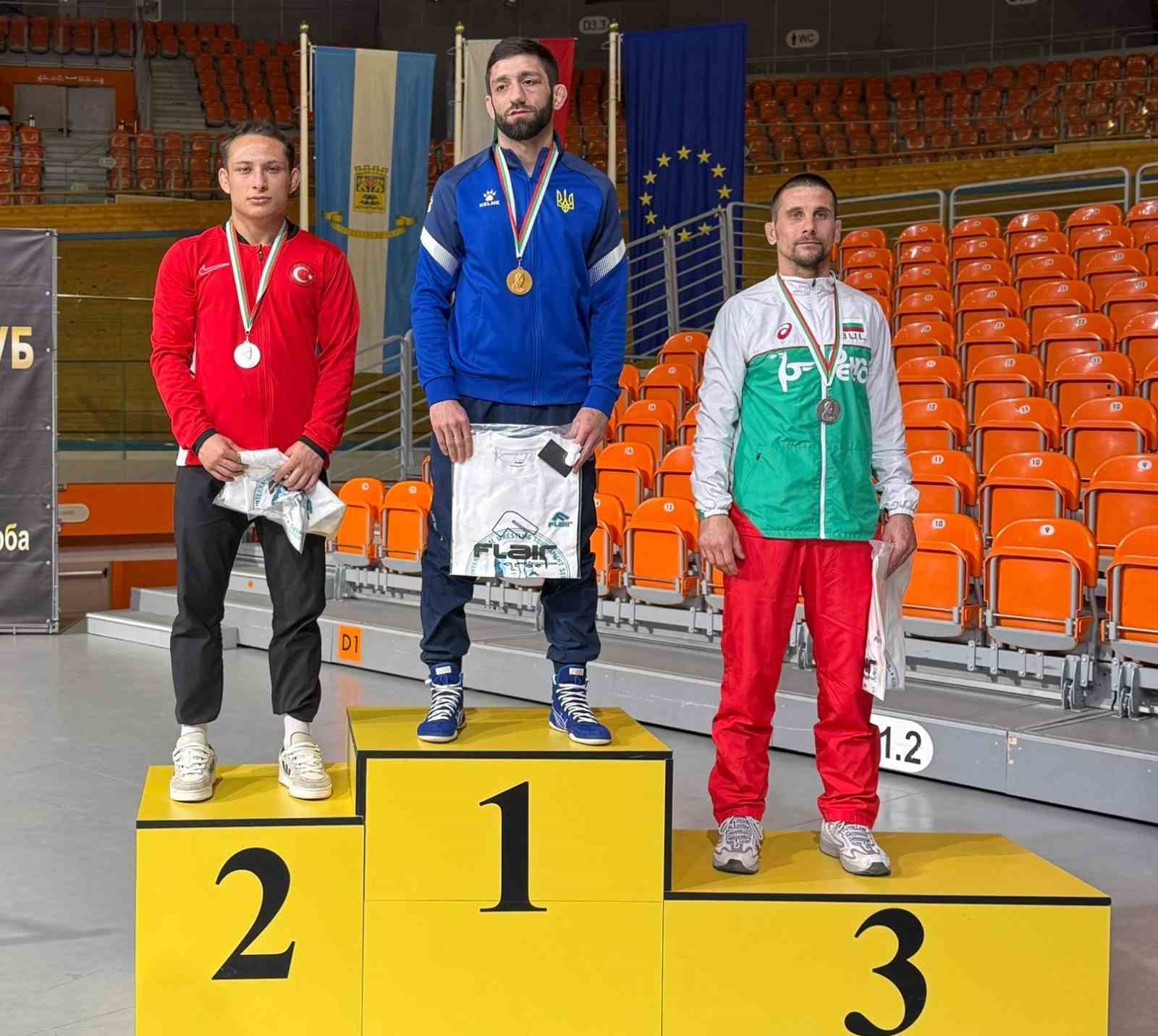 ADÜ’lü güreşçi uluslararası turnuvada gümüş madalya kazandı
