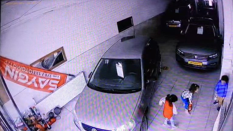 Afacanların yangın tüpüyle oyunu işyeri sahibini korkuttu
