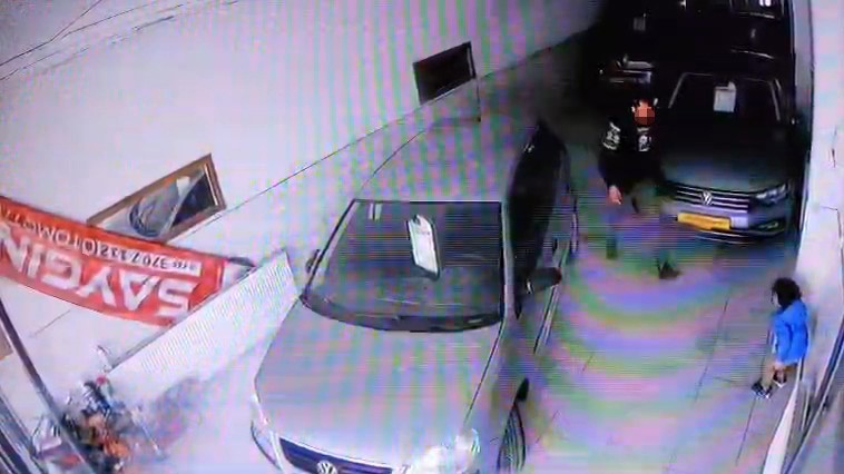 Afacanların yangın tüpüyle oyunu işyeri sahibini korkuttu
