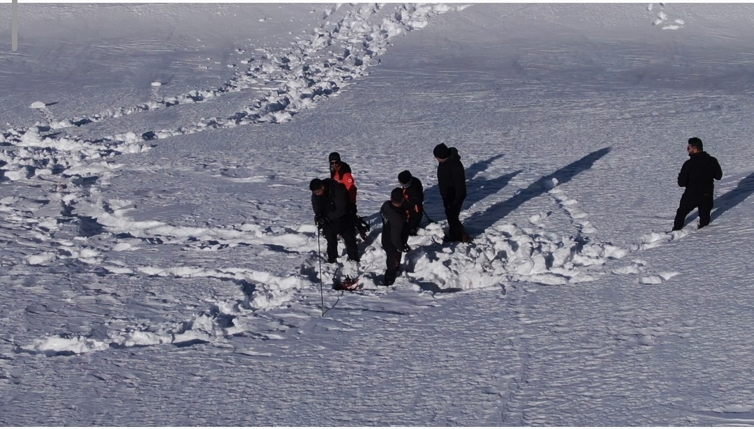 AFAD, Bahçesaray yolunda çığ incelemesi yaptı
