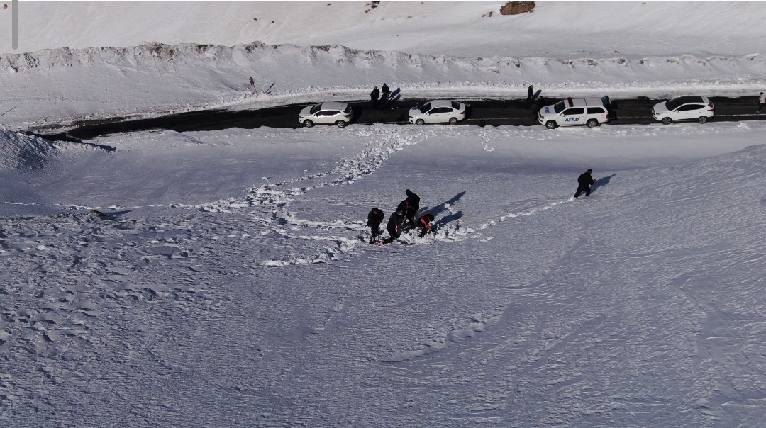 AFAD, Bahçesaray yolunda çığ incelemesi yaptı
