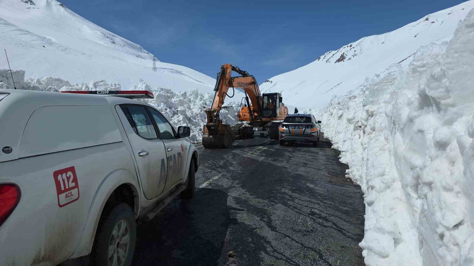 AFAD, Bahçesaray yolunda çığ incelemesi yaptı
