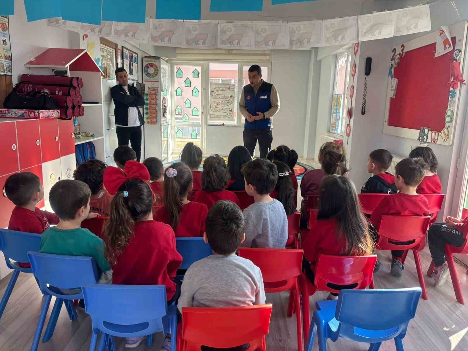 AFAD iki okulda eğitim verip, tatbikat yaptı
