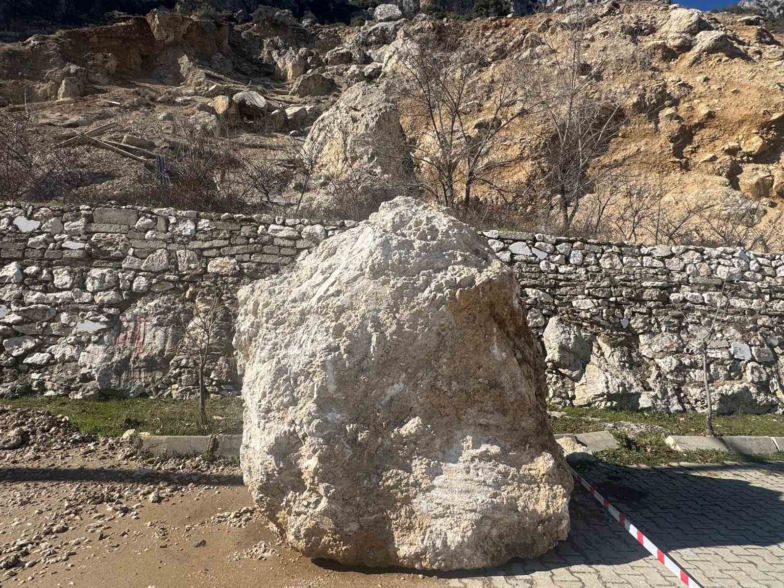 AFAD’dan Eğirdir’de kaya düşmesi sonrası heyelan incelemesi
