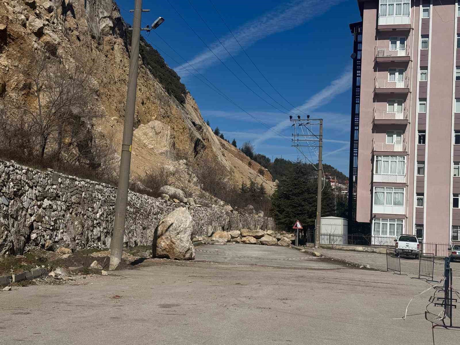 AFAD’dan Eğirdir’de kaya düşmesi sonrası heyelan incelemesi
