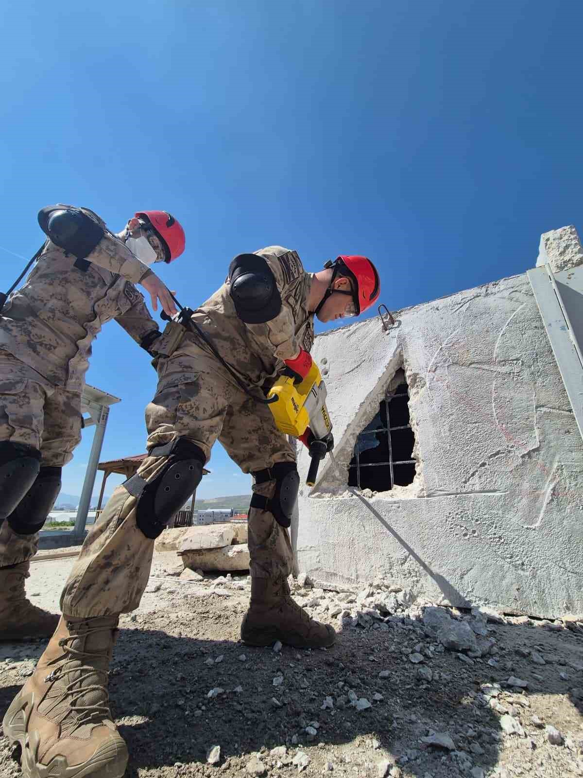 AFAD’dan jandarma komandolara arama ve kurtarma eğitimi
