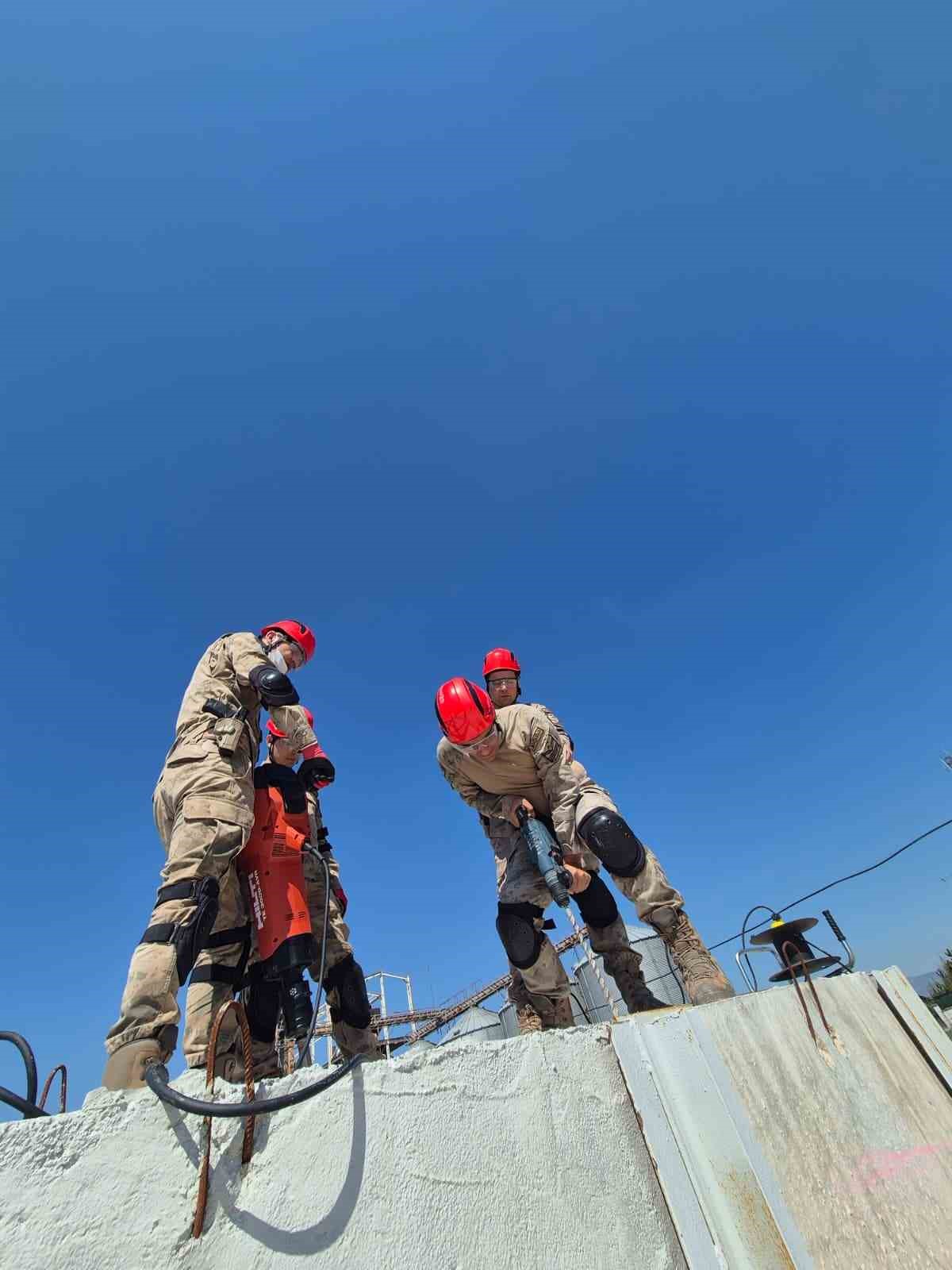 AFAD’dan jandarma komandolara arama ve kurtarma eğitimi

