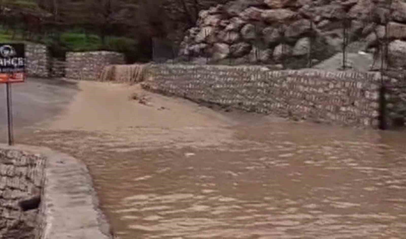 Afetin ortasında tehlikeli oyun: Çocuklar sel sularında oynadı
