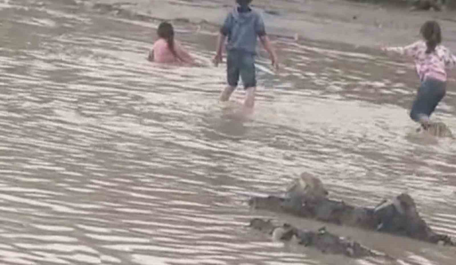 Afetin ortasında tehlikeli oyun: Çocuklar sel sularında oynadı
