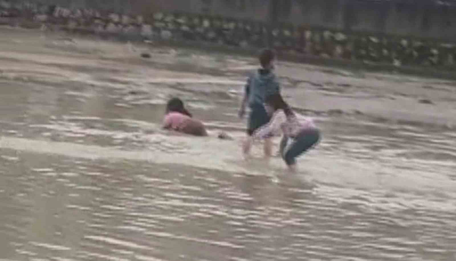 Afetin ortasında tehlikeli oyun: Çocuklar sel sularında oynadı
