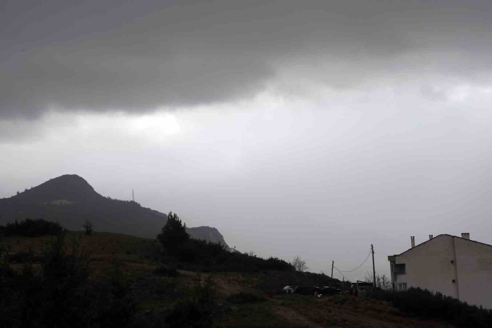 Afrika toz bulutu Muğla semalarını siyaha bürüdü
Afrika toz bulutu Muğla semalarını siyaha bürüdü