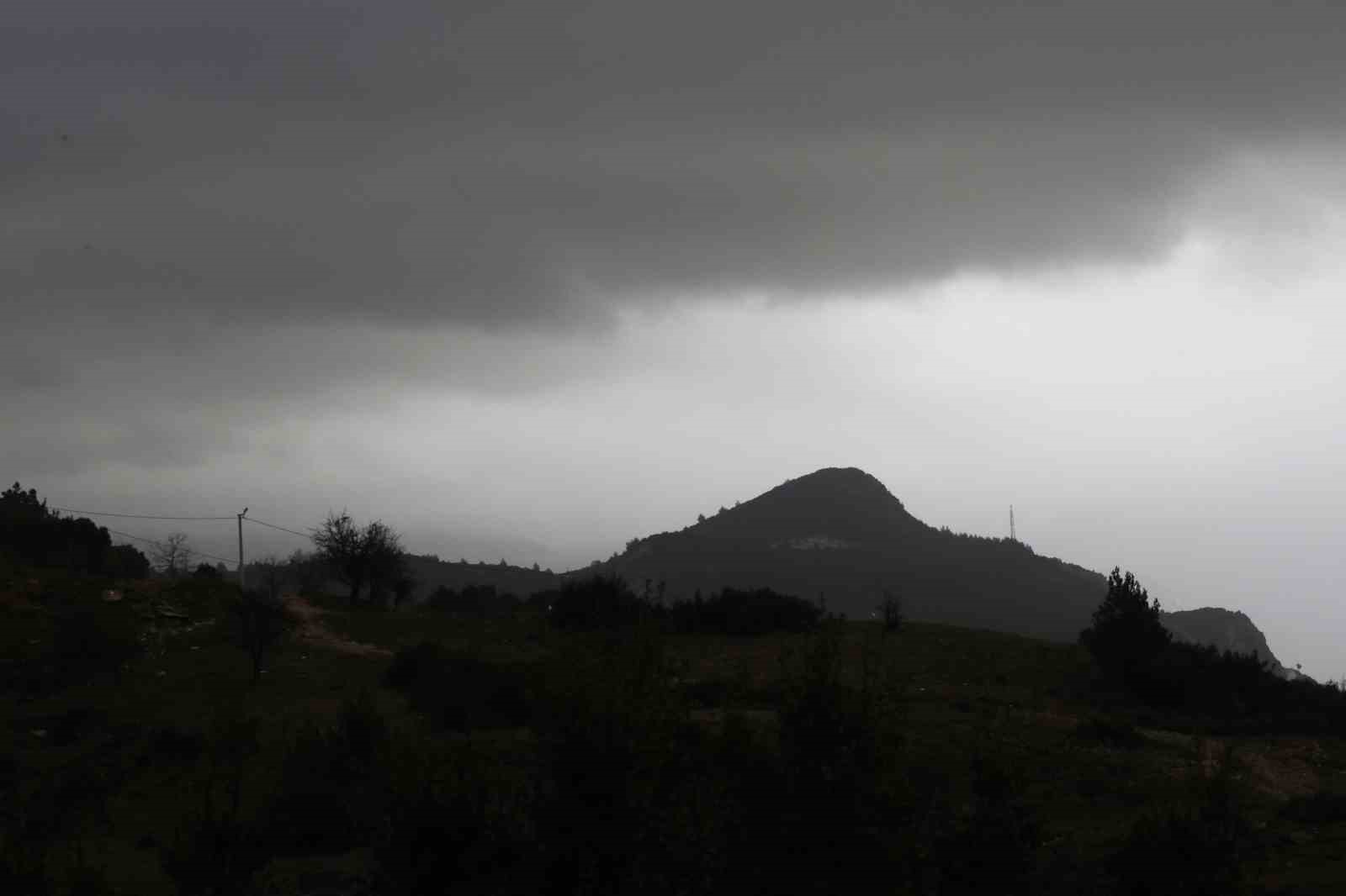 Afrika toz bulutu Muğla semalarını siyaha bürüdü
Afrika toz bulutu Muğla semalarını siyaha bürüdü