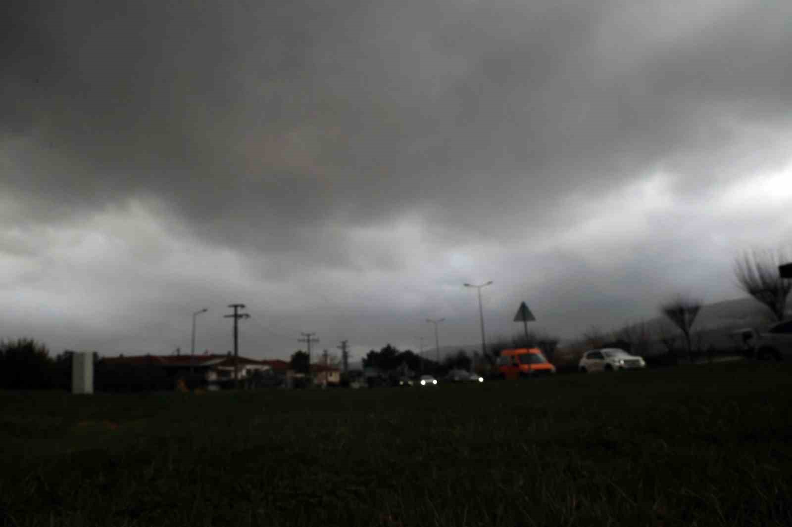 Afrika toz bulutu Muğla semalarını siyaha bürüdü
Afrika toz bulutu Muğla semalarını siyaha bürüdü