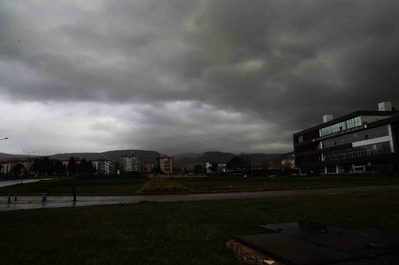 Afrika toz bulutu Muğla semalarını siyaha bürüdü
Afrika toz bulutu Muğla semalarını siyaha bürüdü