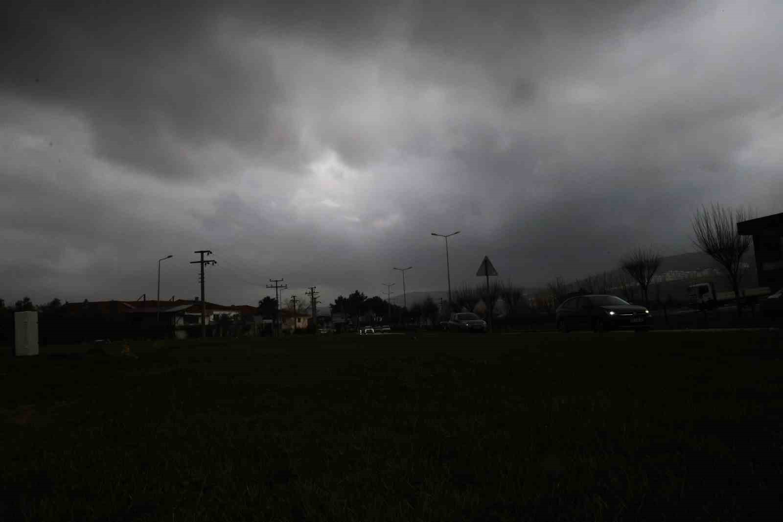 Afrika toz bulutu Muğla semalarını siyaha bürüdü
Afrika toz bulutu Muğla semalarını siyaha bürüdü