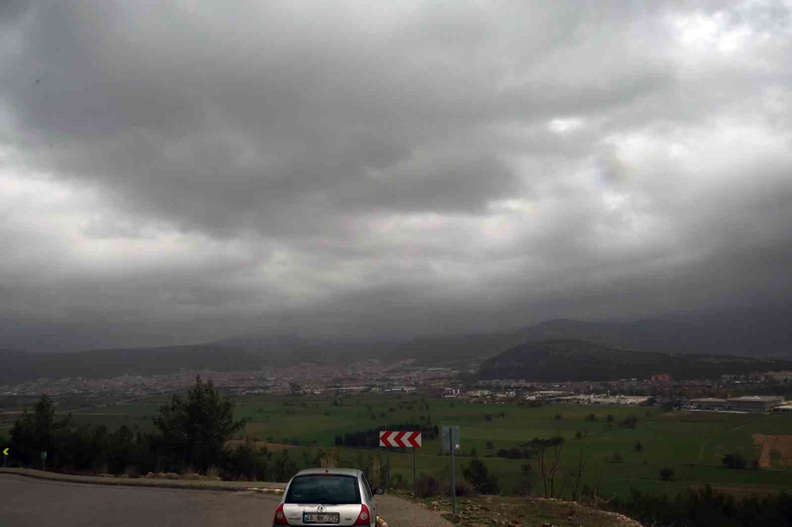 Afrika toz bulutu Muğla semalarını siyaha bürüdü
Afrika toz bulutu Muğla semalarını siyaha bürüdü