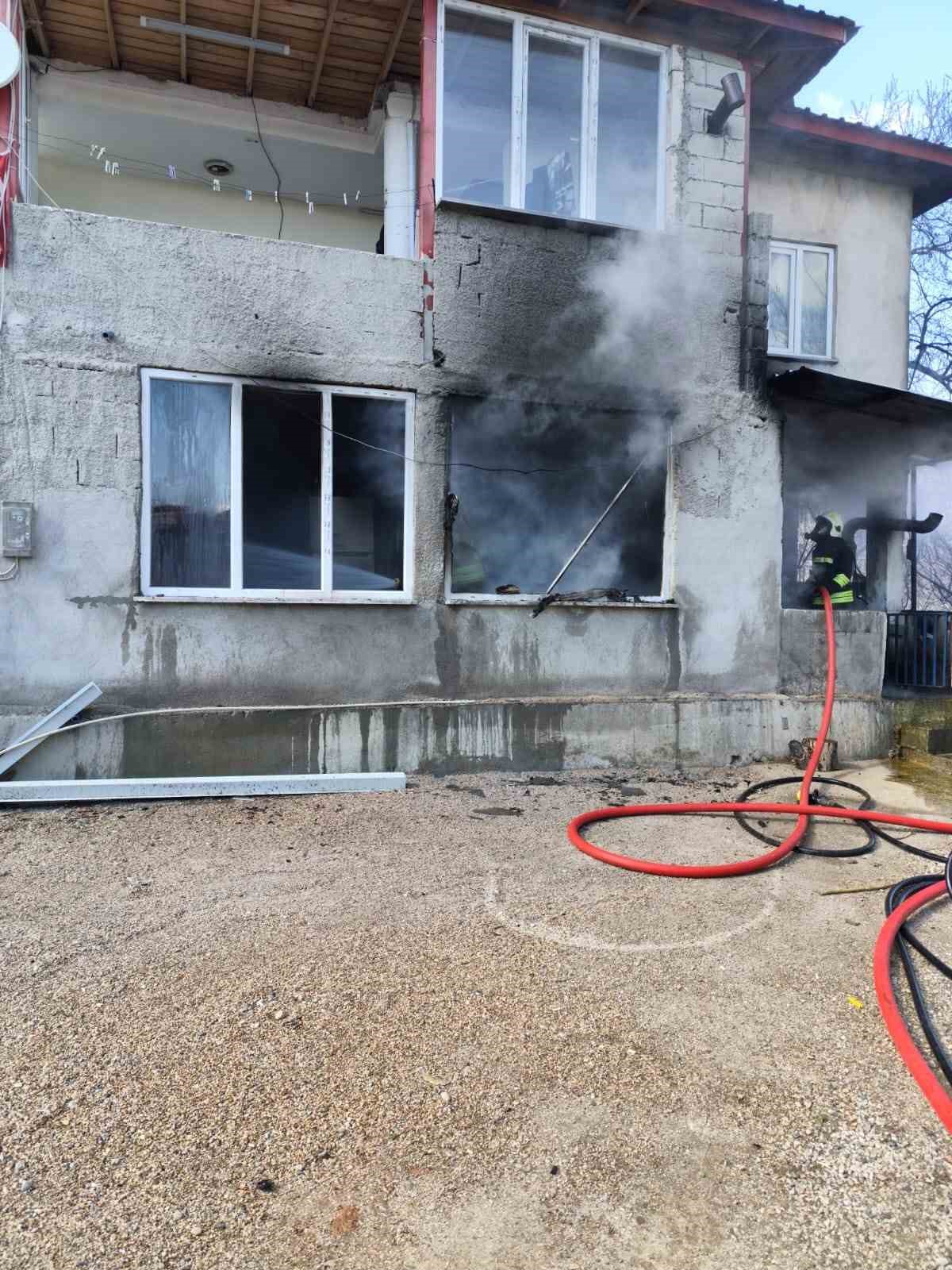 Afşin’de ev yangını: 4 kişi dumandan etkilendi
