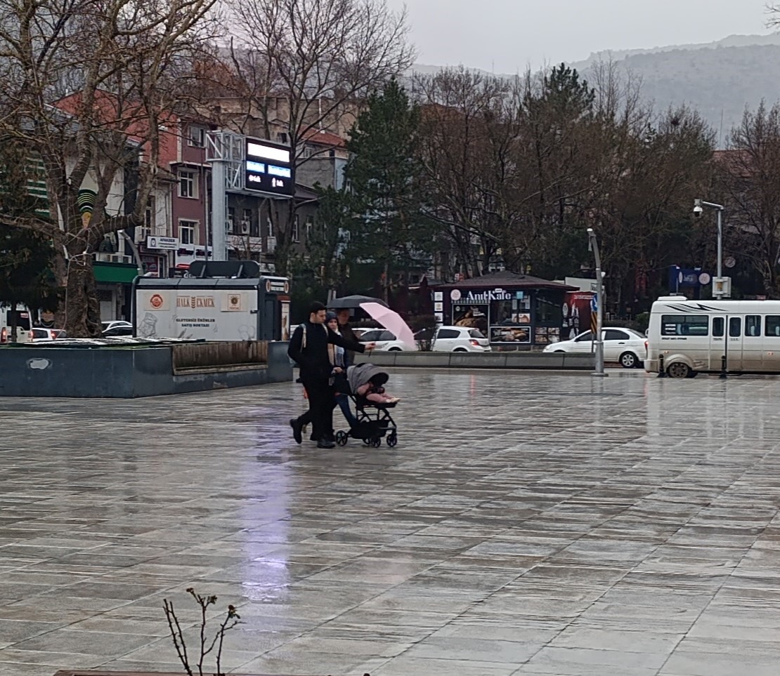 Afyonkarahisar yeni güne yağışlı hava ile başladı
