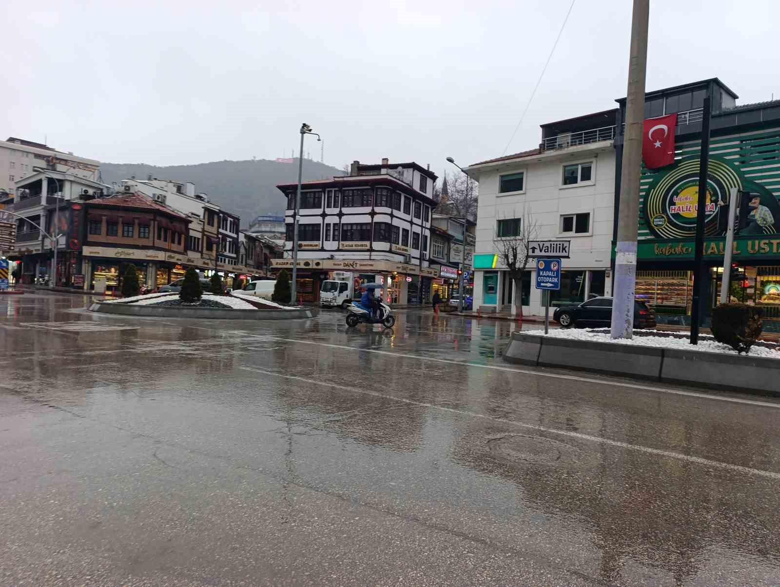 Afyonkarahisar yeni güne yağışlı hava ile başladı
