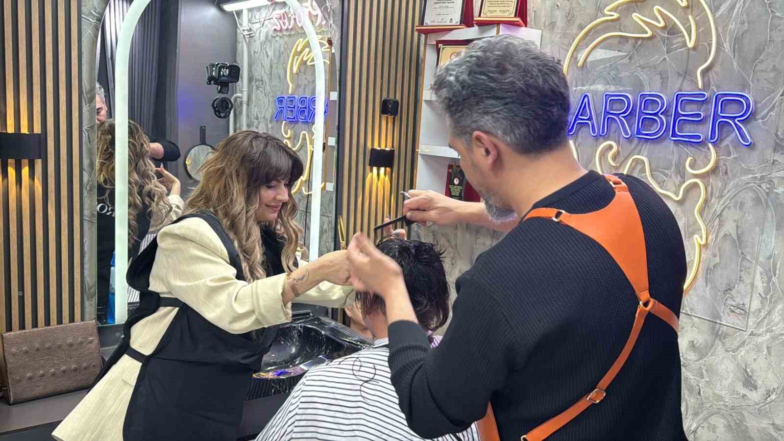 Afyonkarahisar’da erkek berberi kadın, üç yıldır müşterilerine hizmet veriyor
Afyonkarahisar’da erkek berberi kadın, üç yıldır müşterilerine hizmet veriyor