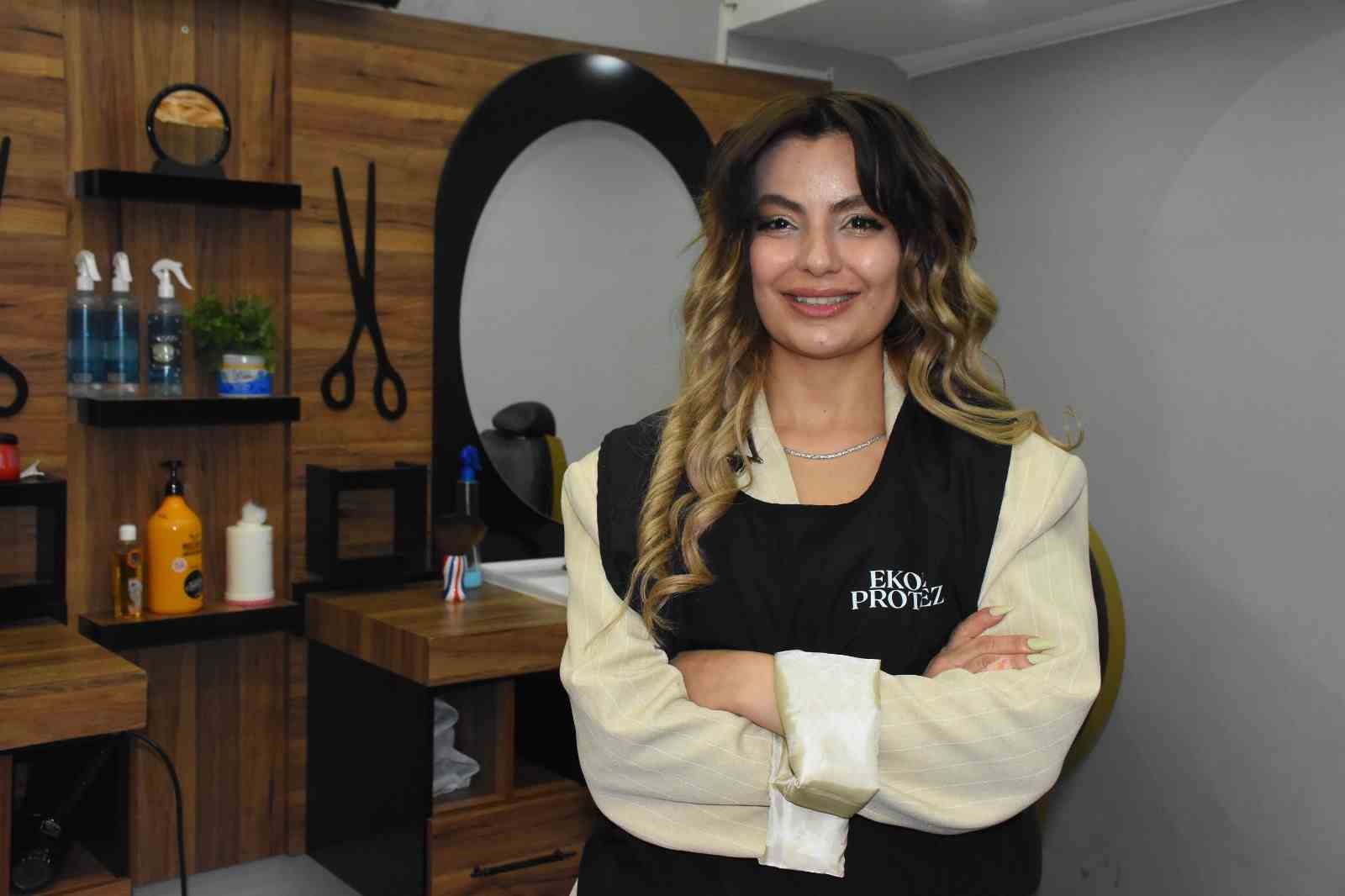 Afyonkarahisar’da erkek berberi kadın, üç yıldır müşterilerine hizmet veriyor
Afyonkarahisar’da erkek berberi kadın, üç yıldır müşterilerine hizmet veriyor