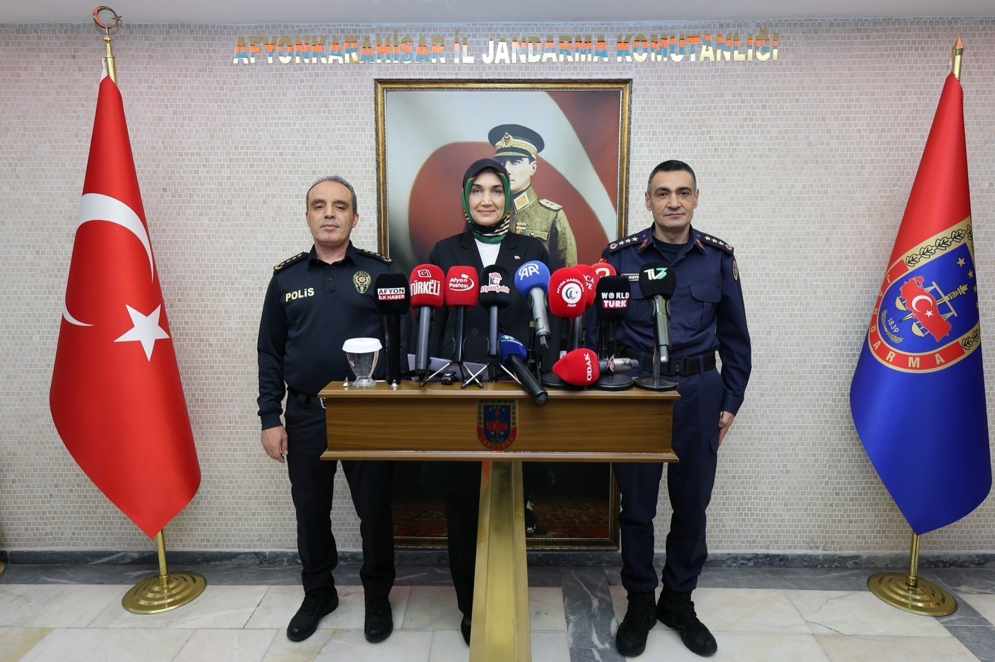 Afyonkarahisar’da son bir haftada çeşitli suçlardan aranan 753 kişi yakalandı
Afyonkarahisar’da son bir haftada çeşitli suçlardan aranan 753 kişi yakalandı