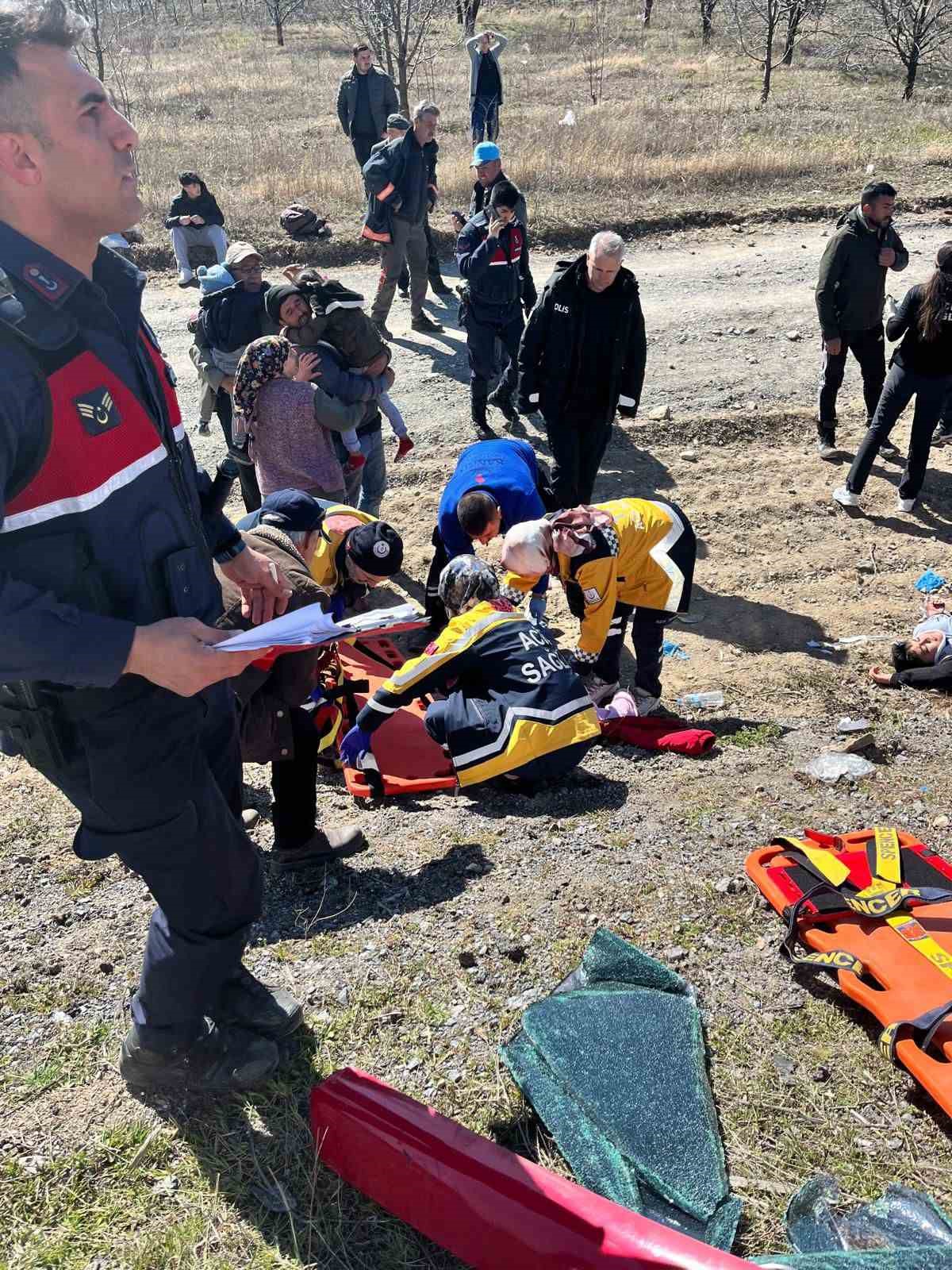 Afyonkarahisar’da tır yolcu minibüsüne çarptı: 11 yaralı
