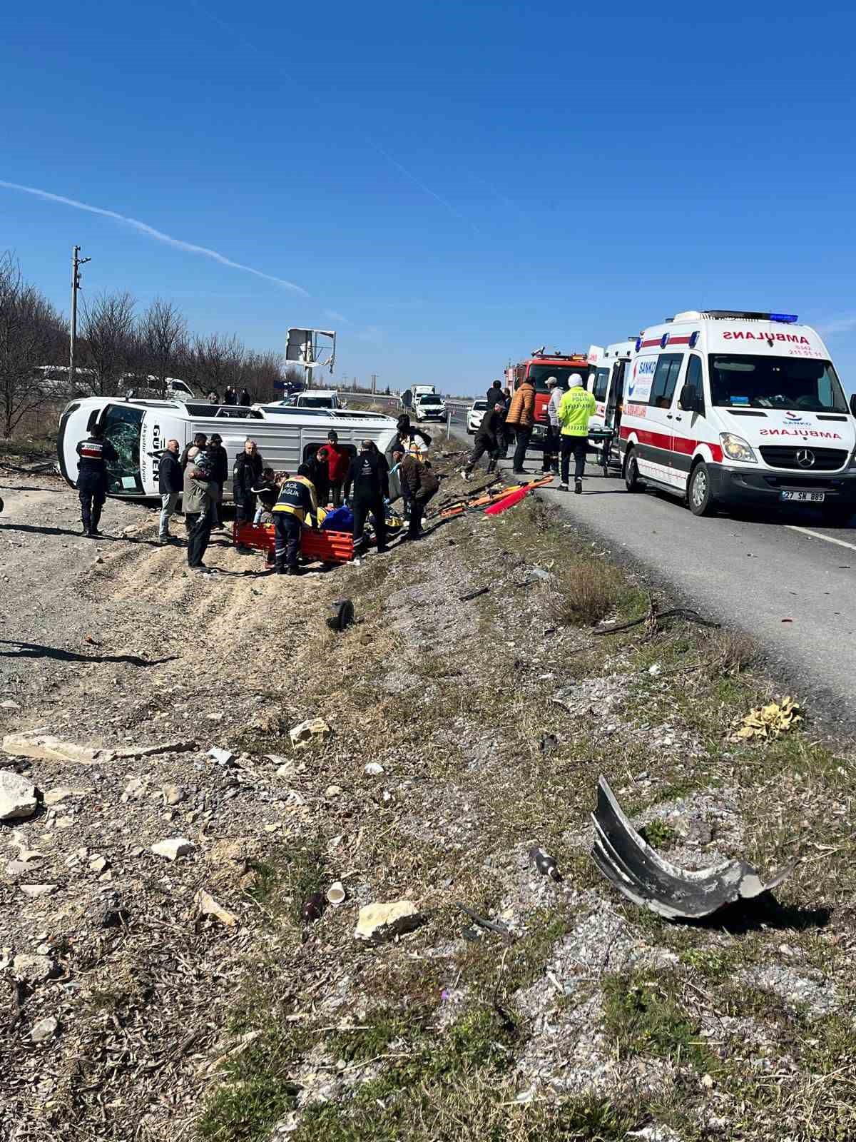 Afyonkarahisar’da tır yolcu minibüsüne çarptı: 11 yaralı
