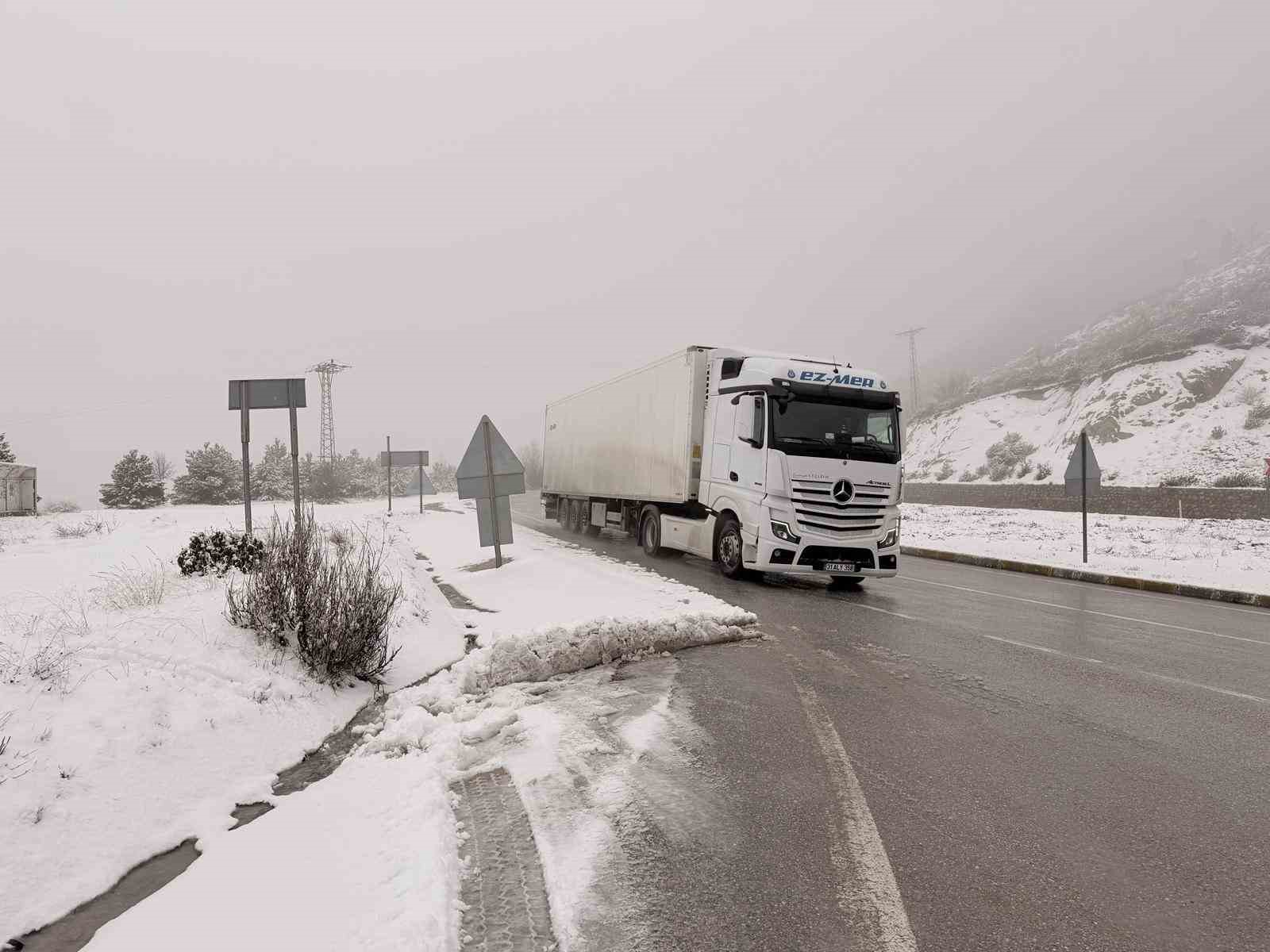 Afyonkarahisar’ın yüksek kesimlerinde kar yağışı etkili oldu

