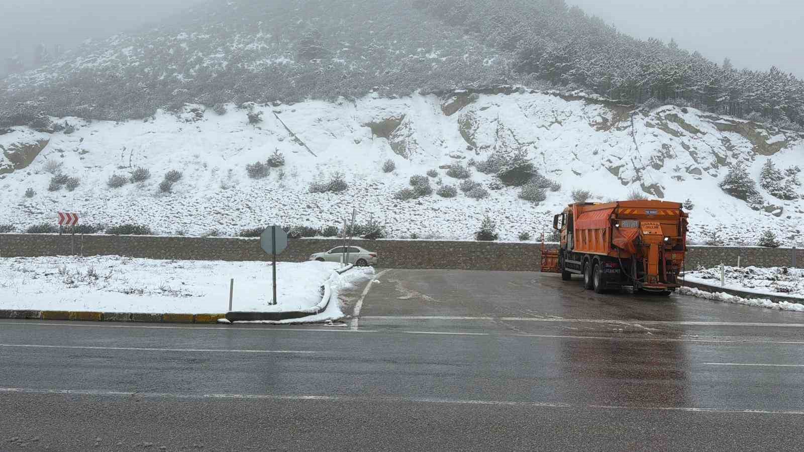 Afyonkarahisar’ın yüksek kesimlerinde kar yağışı etkili oldu

