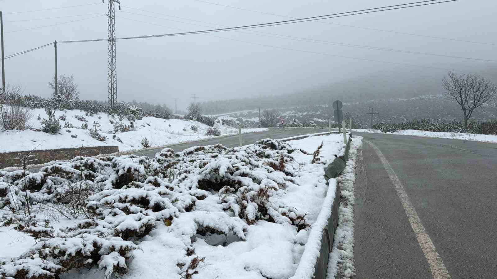 Afyonkarahisar’ın yüksek kesimlerinde kar yağışı etkili oldu
