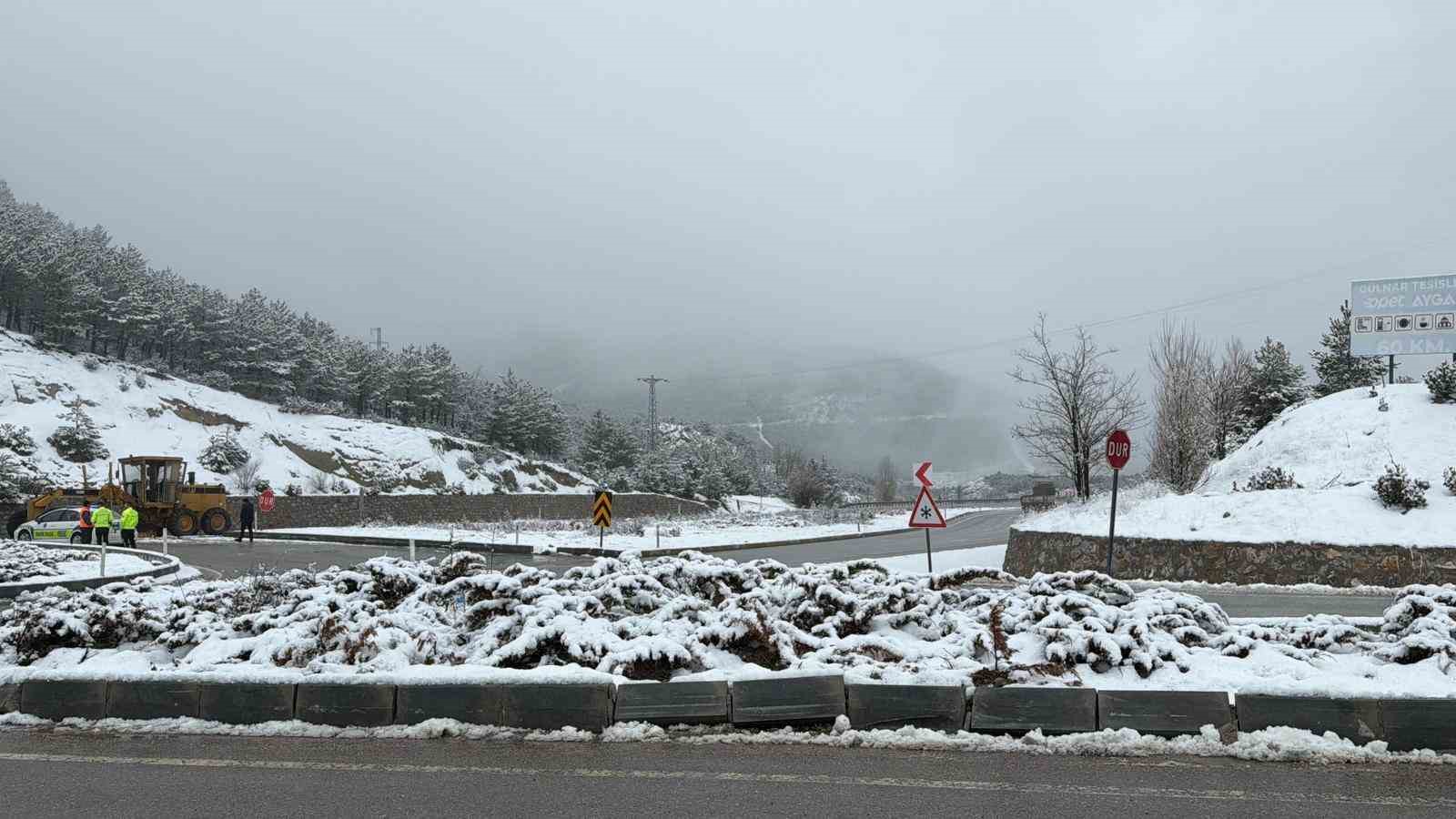 Afyonkarahisar’ın yüksek kesimlerinde kar yağışı etkili oldu
