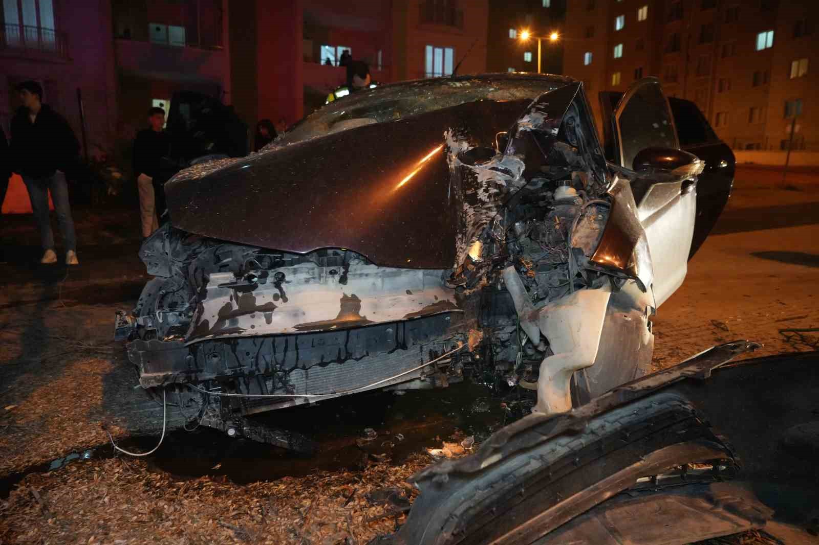 Ağaca çarpan otomobil hurdaya döndü: 3 yaralı
