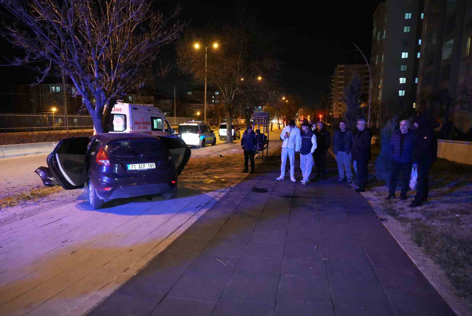 Ağaca çarpan otomobil hurdaya döndü: 3 yaralı
