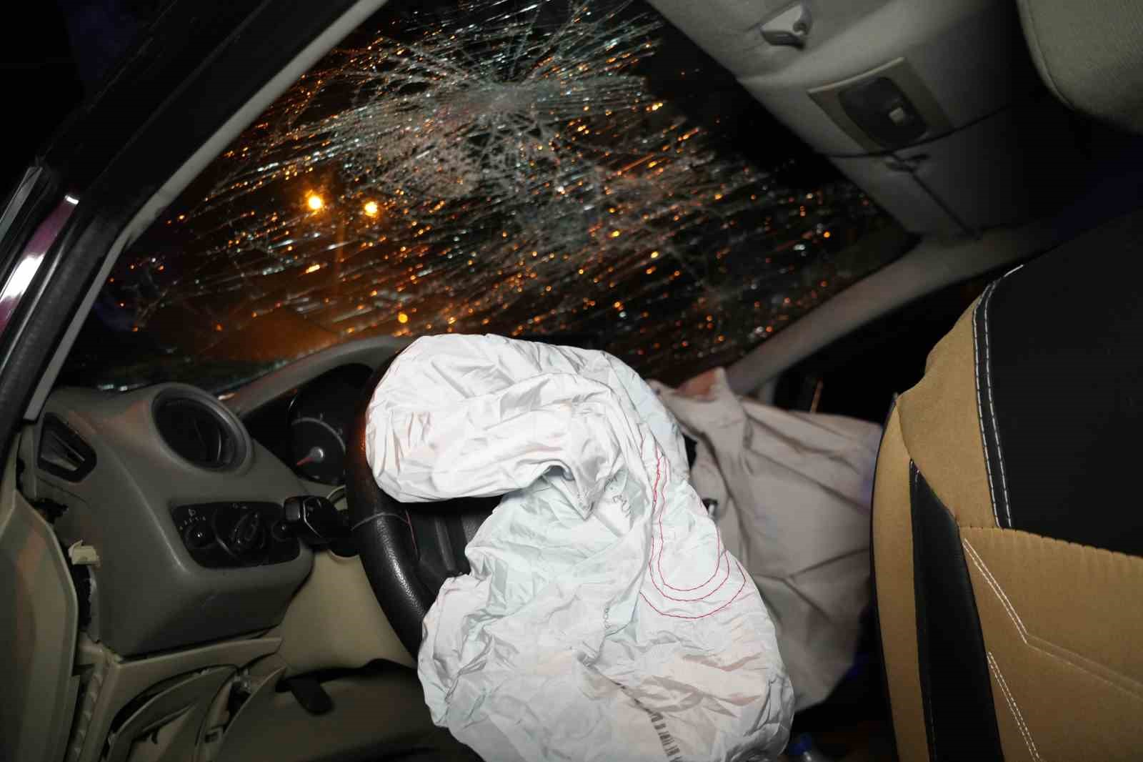 Ağaca çarpan otomobil hurdaya döndü: 3 yaralı
