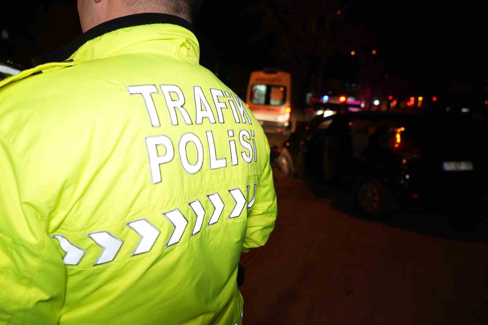 Ağaca çarpan otomobil hurdaya döndü: 3 yaralı
