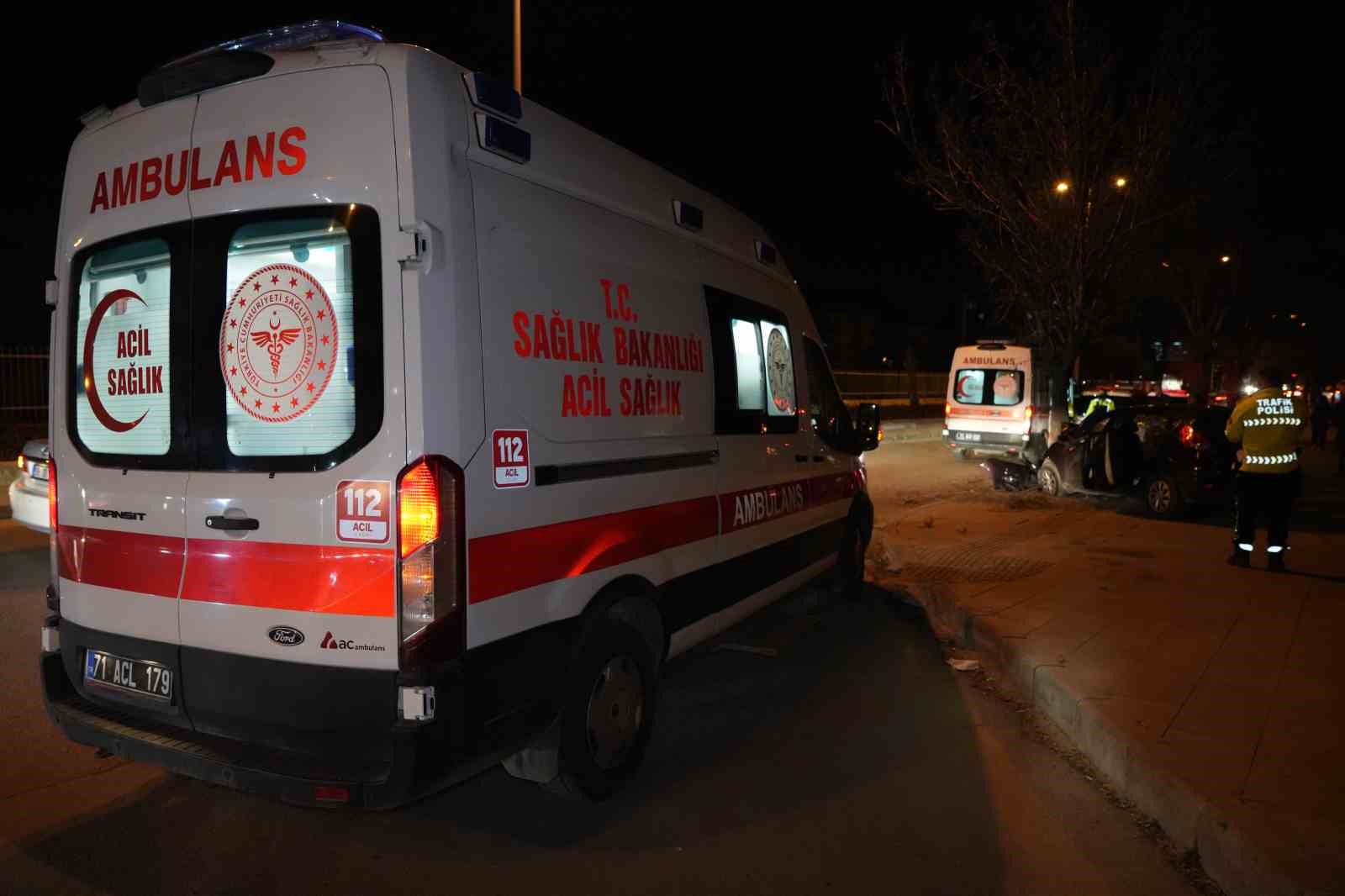 Ağaca çarpan otomobil hurdaya döndü: 3 yaralı
