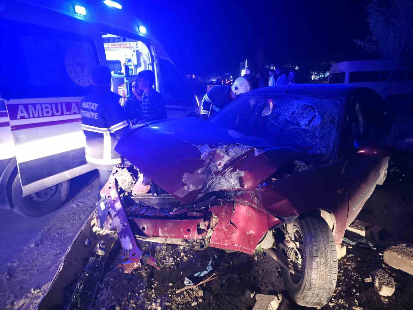 Ağaca çarpan otomobil hurdaya döndü: 3 yaralı
