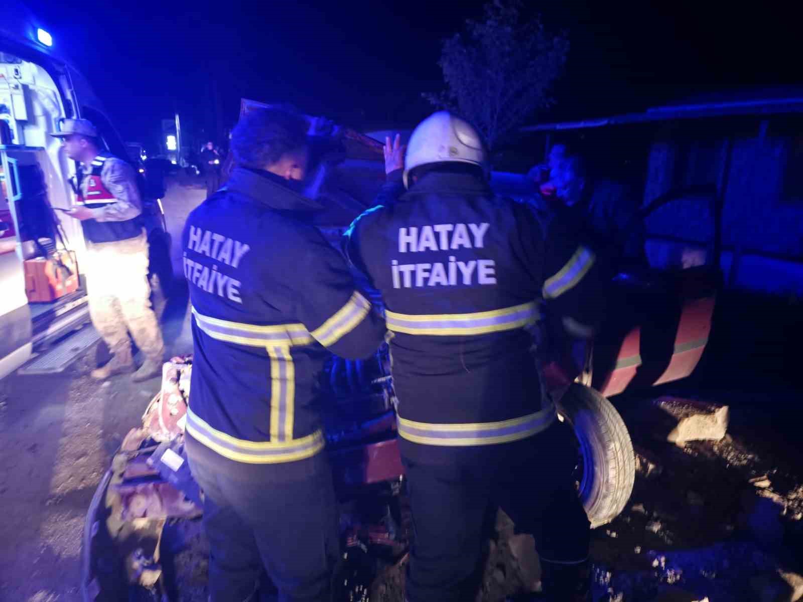 Ağaca çarpan otomobil hurdaya döndü: 3 yaralı
