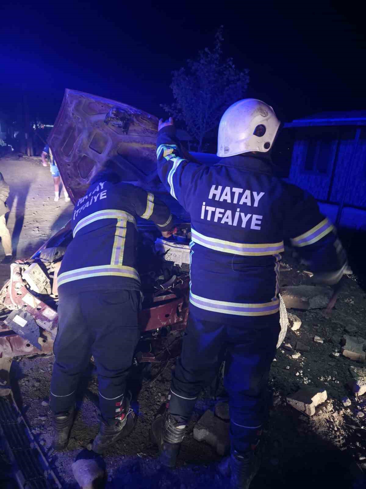 Ağaca çarpan otomobil hurdaya döndü: 3 yaralı
