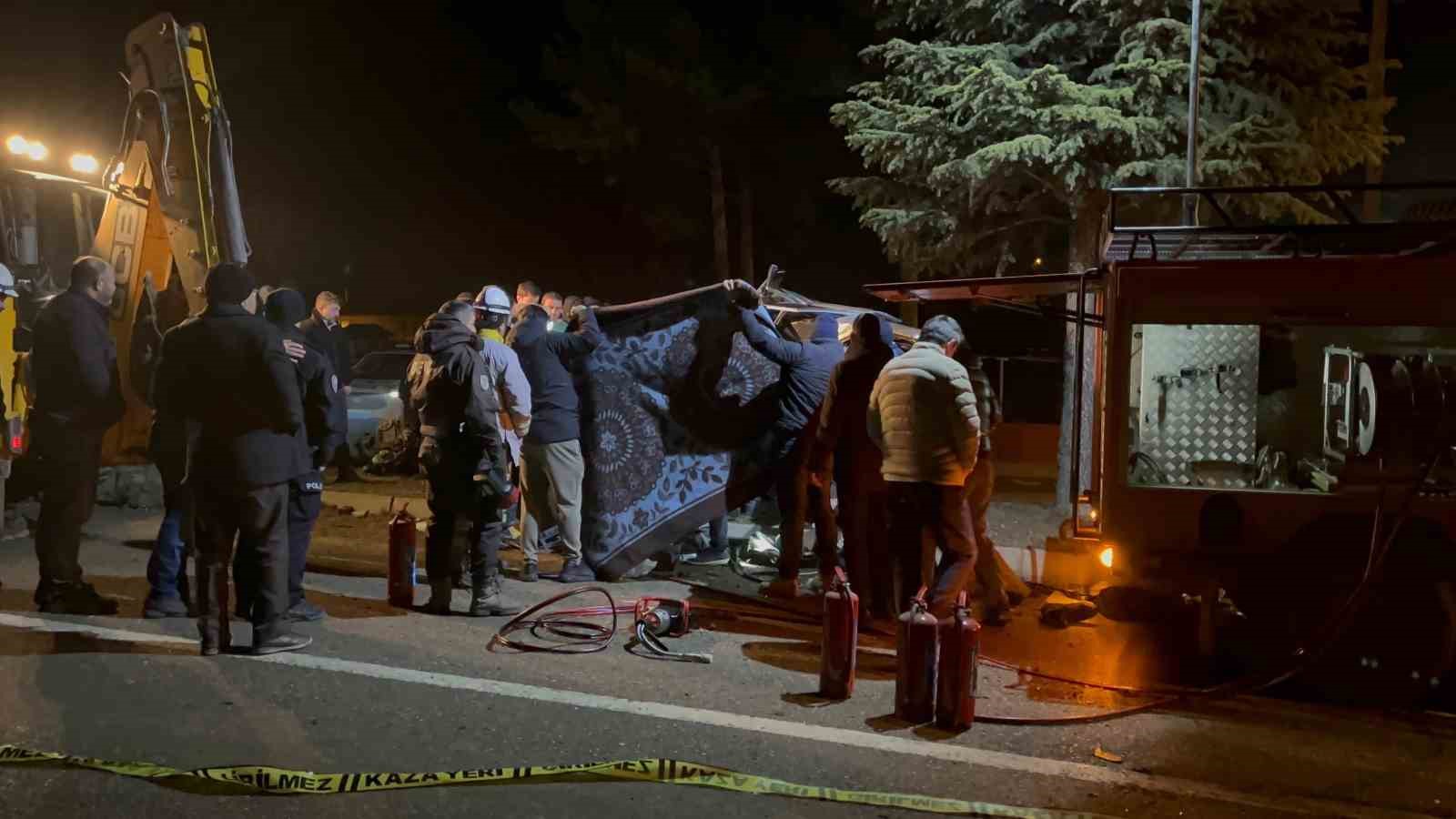 Ağaca çarpan otomobil hurdaya döndü, sürücüsü hayatını kaybetti
