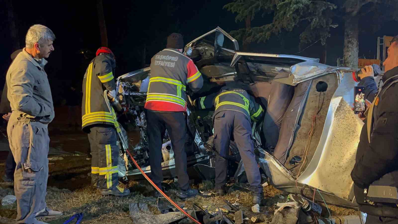 Ağaca çarpan otomobil hurdaya döndü, sürücüsü hayatını kaybetti
