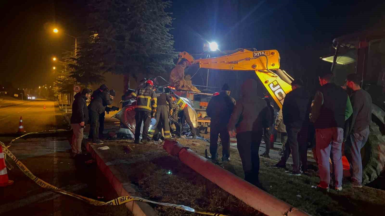 Ağaca çarpan otomobil hurdaya döndü, sürücüsü hayatını kaybetti
