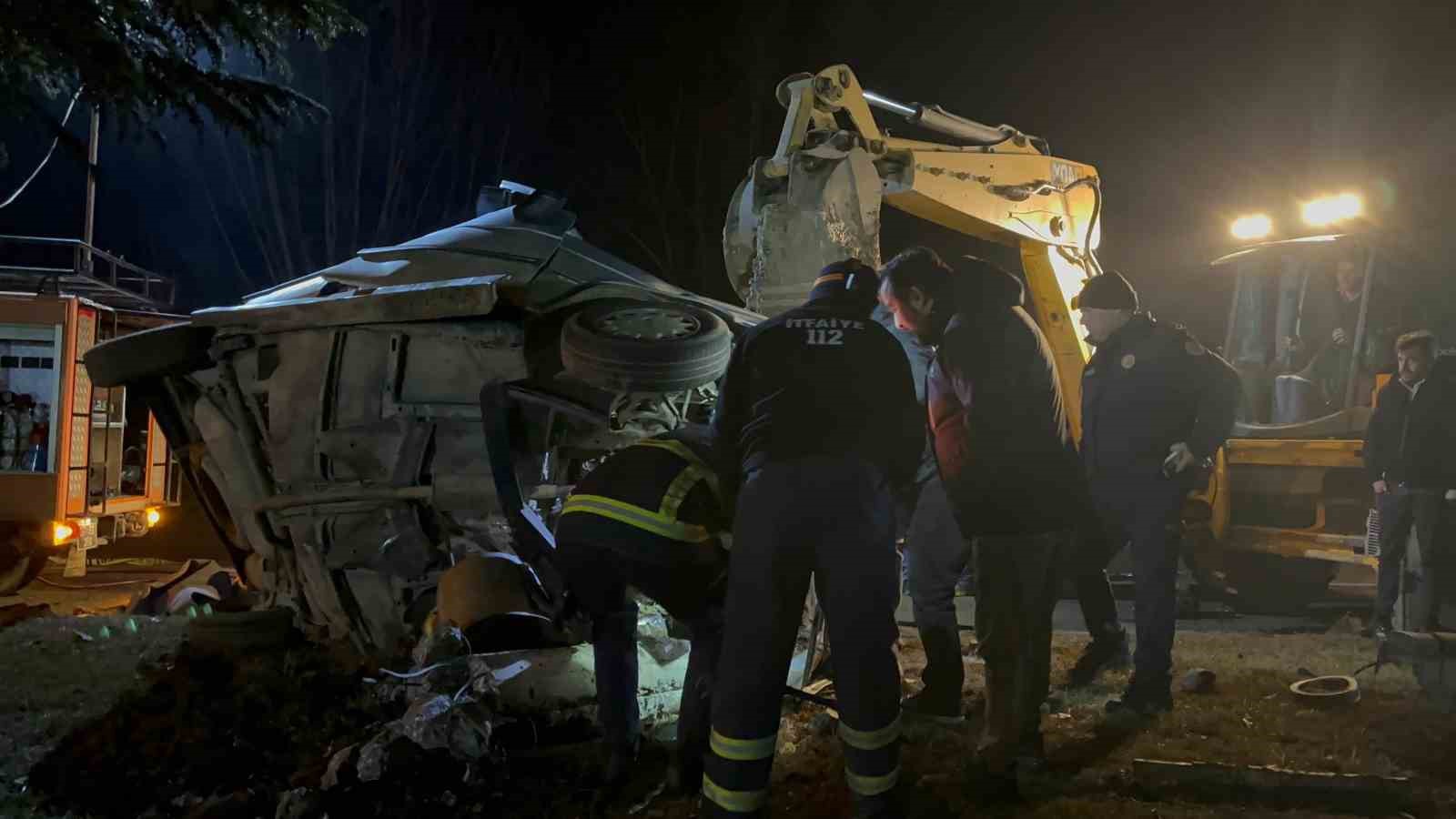 Ağaca çarpan otomobil hurdaya döndü, sürücüsü hayatını kaybetti
