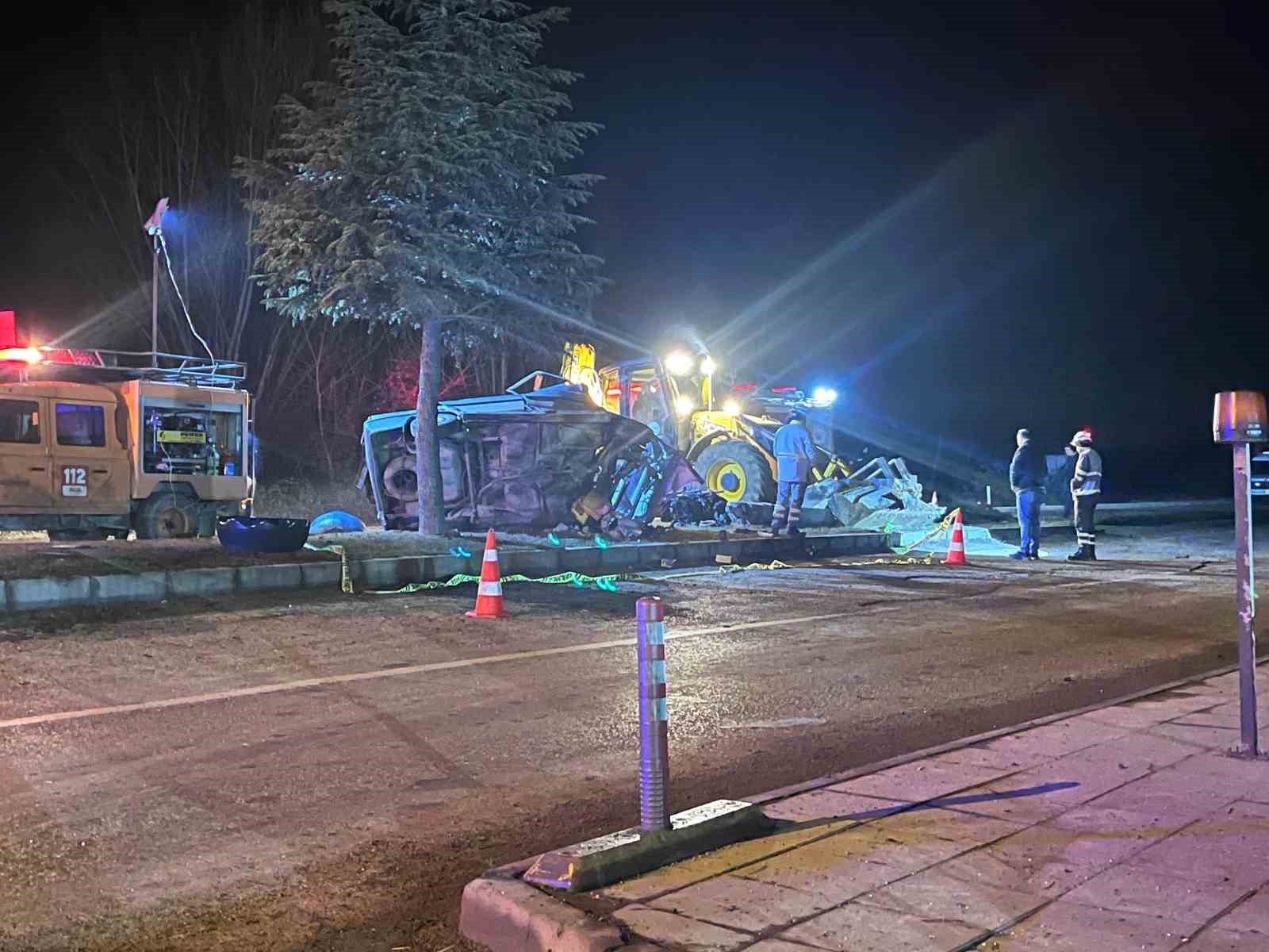 Ağaca çarpan otomobil hurdaya döndü, sürücüsü hayatını kaybetti
