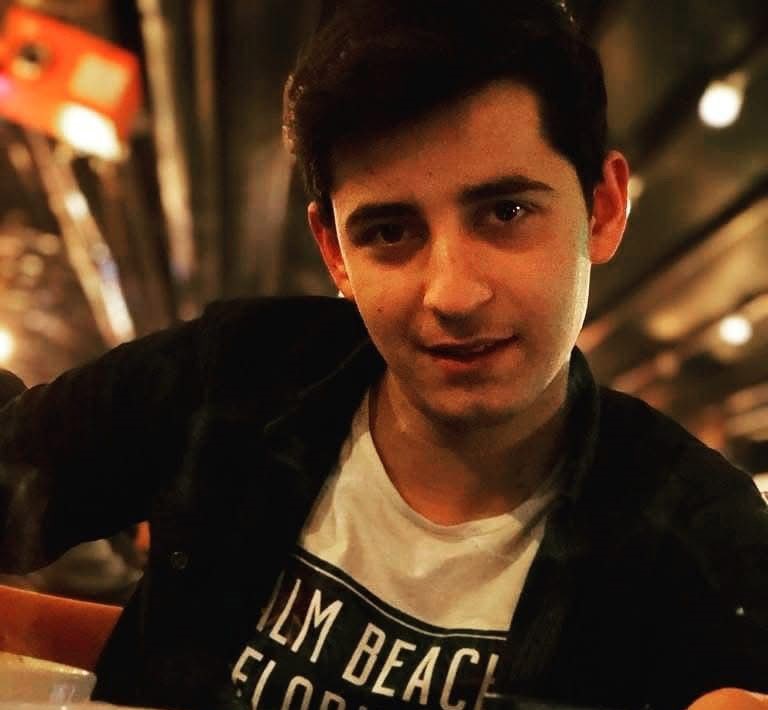 Ağaca çarpan otomobil hurdaya döndü, sürücüsü hayatını kaybetti
