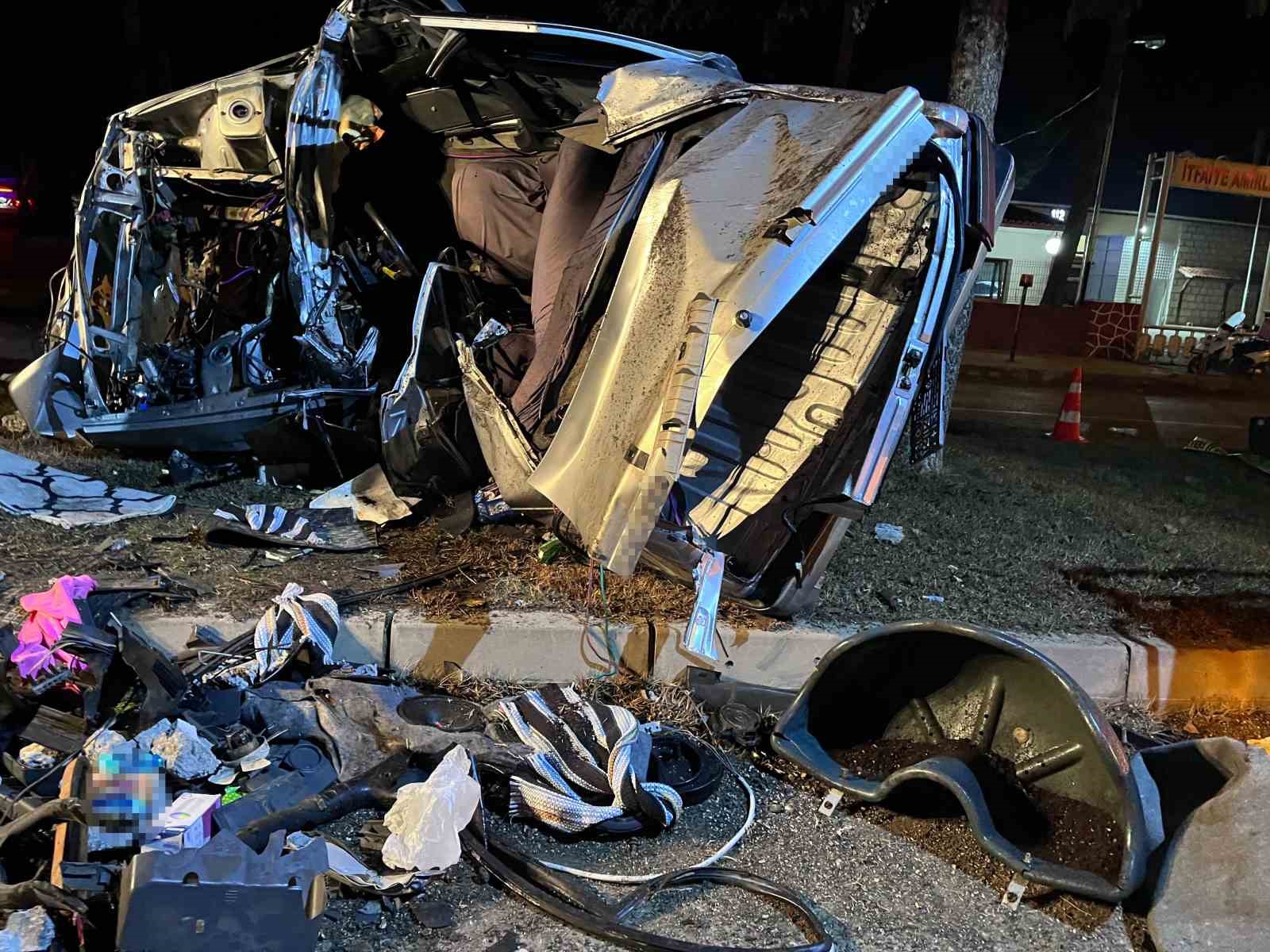 Ağaca çarpan otomobil hurdaya döndü, sürücüsü hayatını kaybetti
