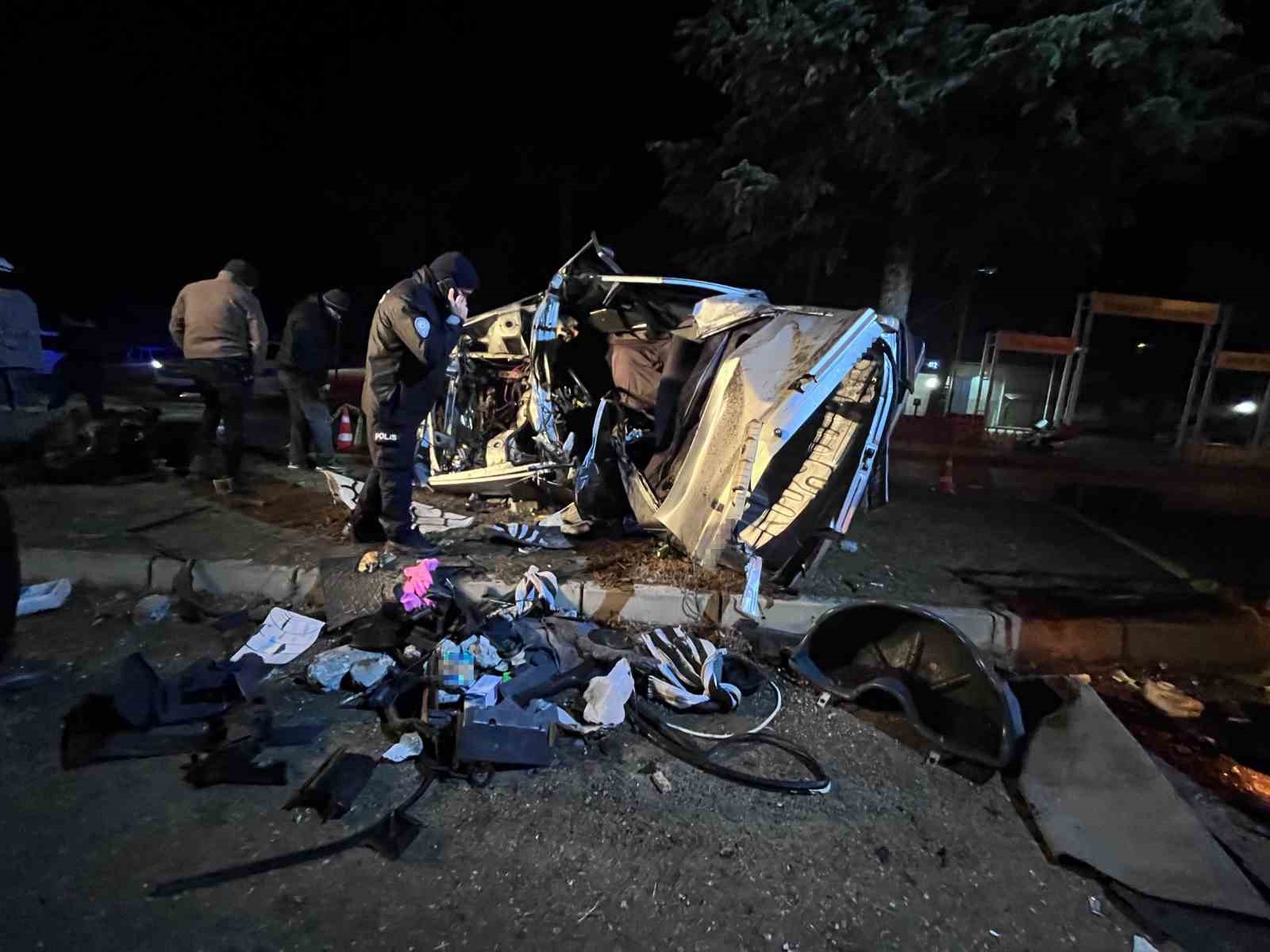 Ağaca çarpan otomobil hurdaya döndü, sürücüsü hayatını kaybetti
