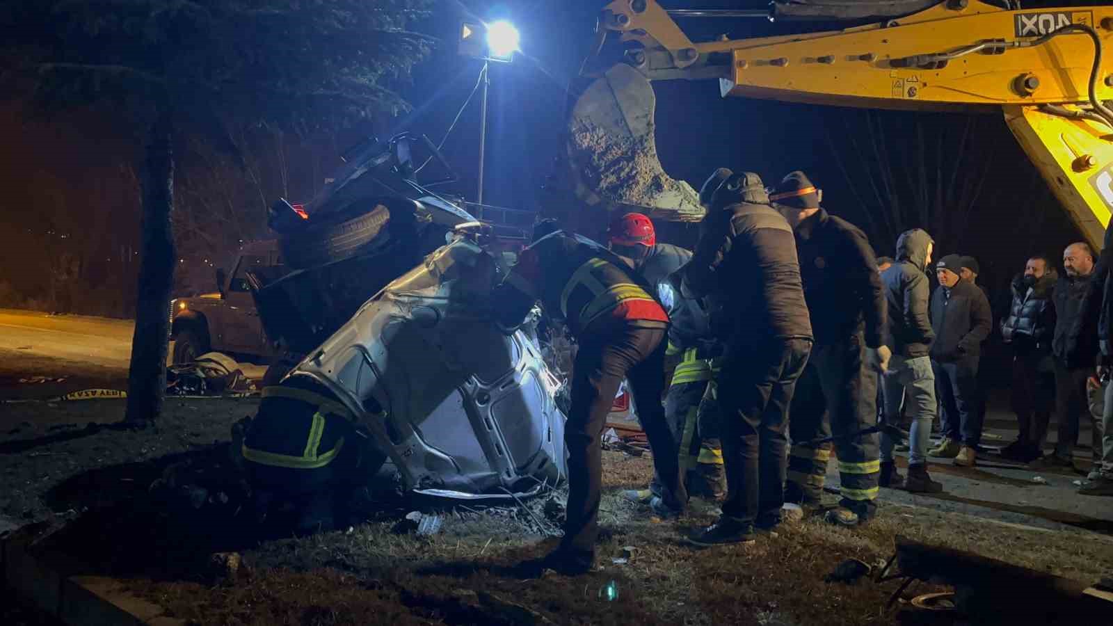 Ağaca çarpan otomobil hurdaya döndü, sürücüsü hayatını kaybetti
